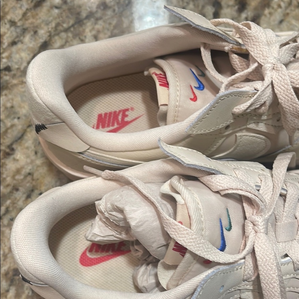 New Nike Women’s Air Force 1 Shadow Sneakers Beige with Pink Accent - Picture 5 of 5
